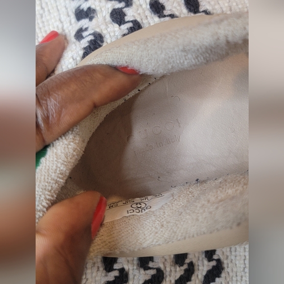 COPY - Beautiful pre-owned Gucci in good condition. Missing a GG stone on one f… - Picture 4 of 13